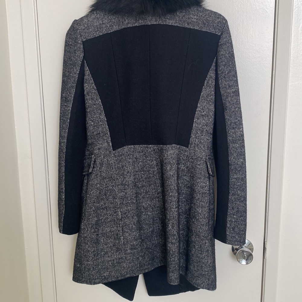 Beautiful coat with removable fur collar small - Picture 6 of 6